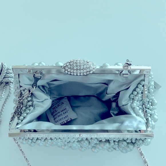 Evening bag , NWT , silver pearl, sparkling closure , chain+rope handle. 8x 6 in - Picture 4 of 5